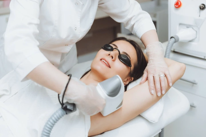 Cliente Ice Laser super satisfeita com o procedimento sendo feito