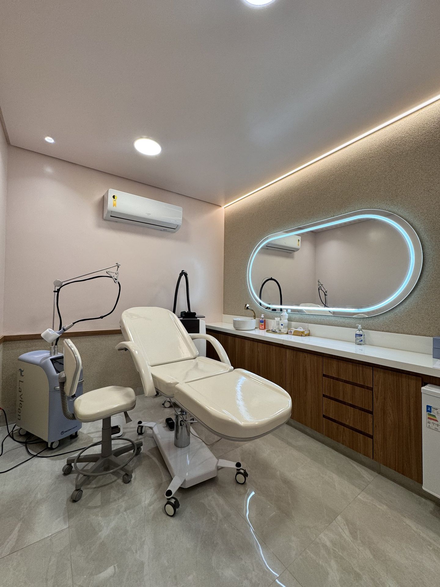 Sala de procedimento com equipamento LaVieen e espelho LED